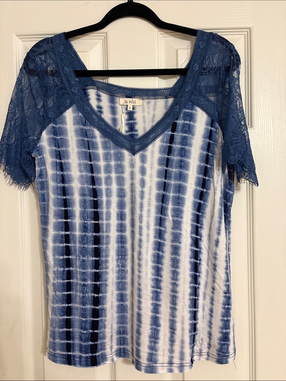 LA MIEL Blue and White Tie-Dye V-Neck Top with Lace Sleeves